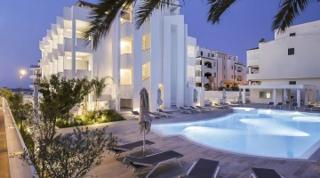 Swimming pool with solarium