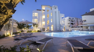 Pool area with solarium
