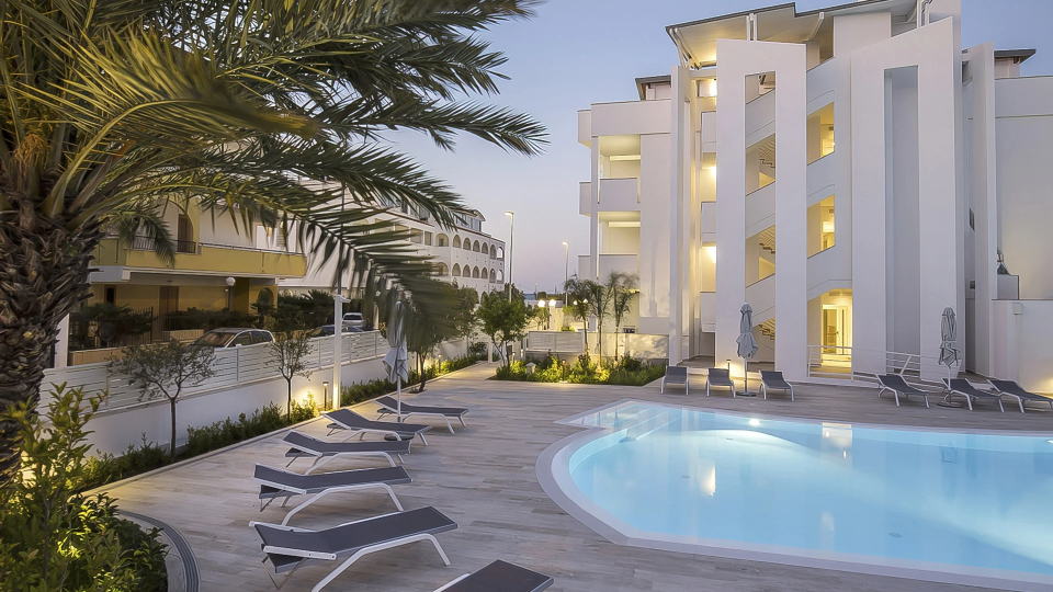 External structure and swimming pool