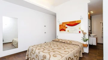 Room with double bed