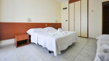Chambre triple avec vue colline