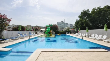 Piscine saisonnière avec solarium