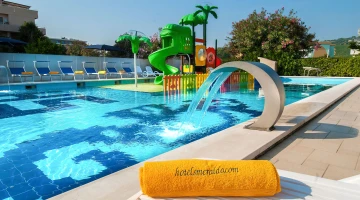 Piscine avec jet d&#39;eau