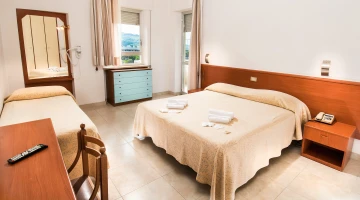 Chambre triple avec balcon donnant sur la colline