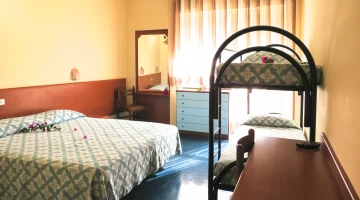 Chambre quadruple avec lits superposés