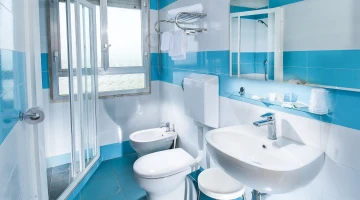 Salle de bain privée avec cabine de douche
