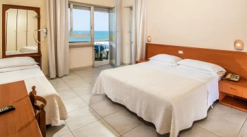 Chambre triple avec balcon vue mer