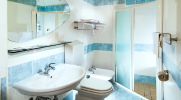 Salle de bain privée avec cabine de douche
