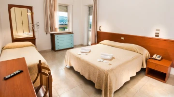 Chambre triple avec balcon privé