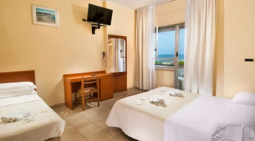 Chambre triple avec TV et balcon