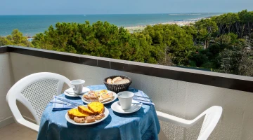 Petit-déjeuner servi sur une terrasse privée