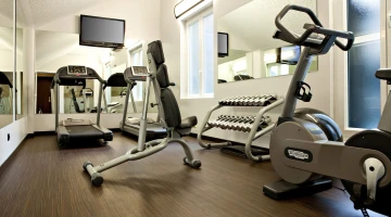 Salle de remise en forme équipée
