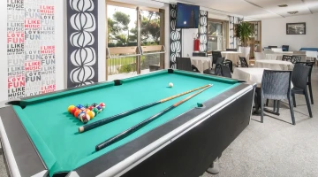 Salle commune avec TV et table de billard