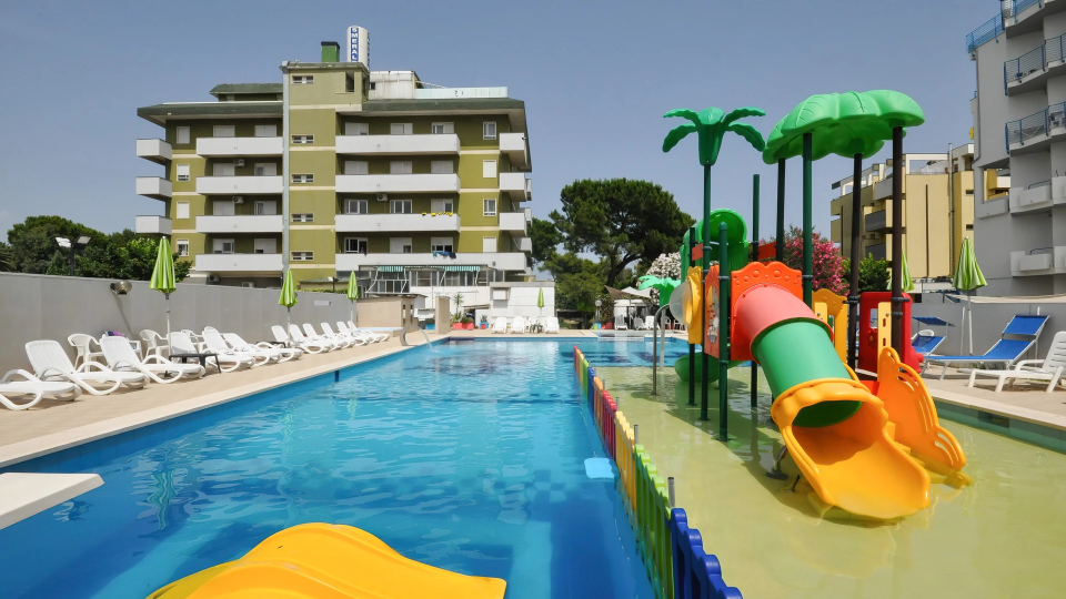 Hôtel avec piscine saisonnière et parc aquatique