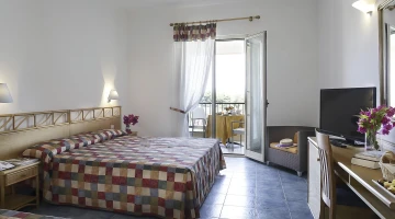 Double bedroom with desk
