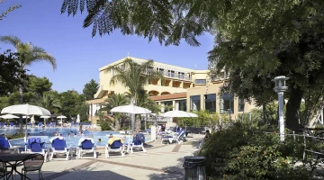 Hotel with swimming pool and solarium