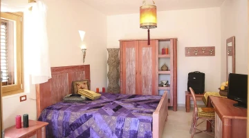 Double room with TV and desk