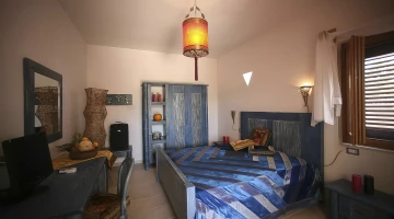 Double room with TV and desk