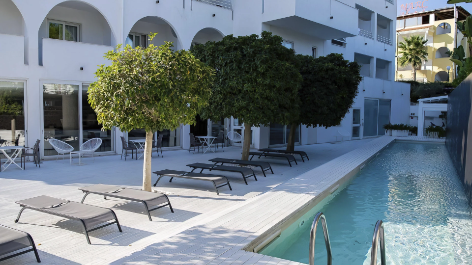 Swimming pool with hydromassage and equipped solarium