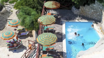 Swimming pool with solarium