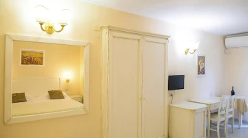 Double room with TV and desk
