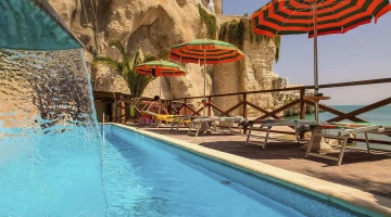 Swimming pool with water jet