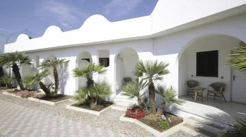 Rooms with patio and independent entrance