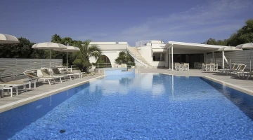Large swimming pool with solarium