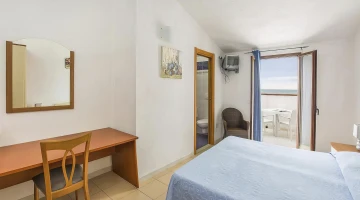 Room with balcony overlooking the sea