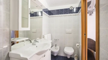 One bedroom bathroom
