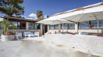 Furnished outdoor area