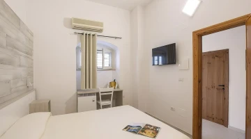 Room with TV and minibar