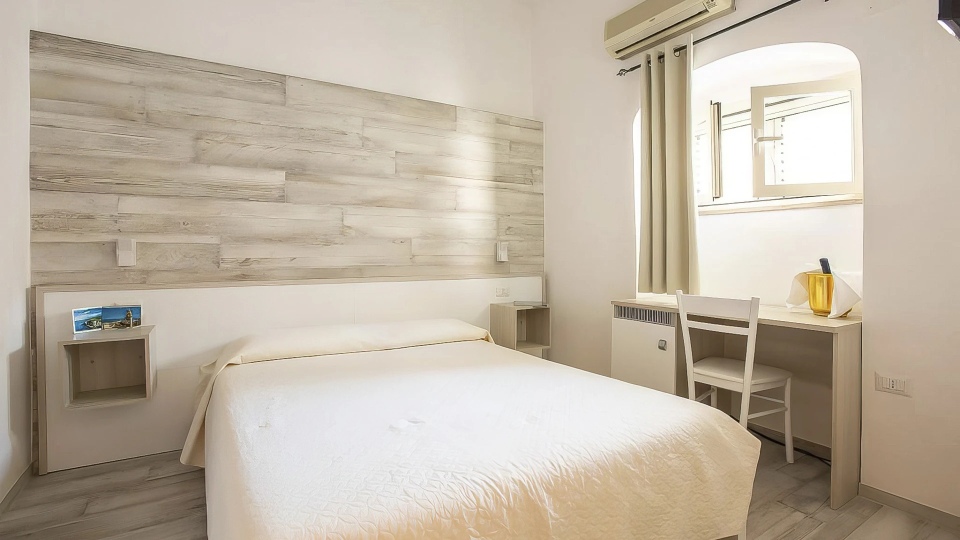 Double bedroom with desk