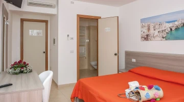 Room with air conditioning and a desk