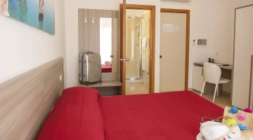 Double bedroom with bathroom