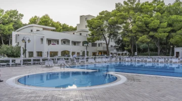 Swimming pool with Jacuzzi