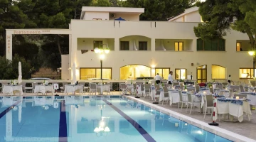 Swimming pool with solarium