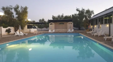 Illuminated swimming pool