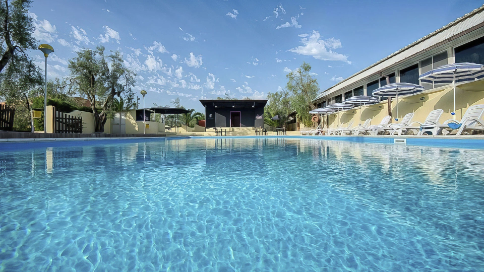 Swimming pool with solarium