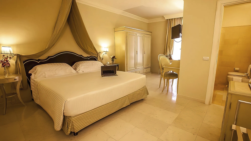 Junior Suite with double bed and desk