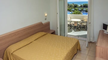 Room with desk and double bed