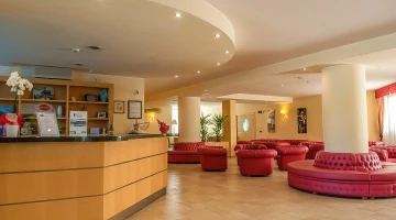 Hall con banco reception