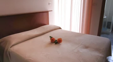 Double room with balcony and private bathroom