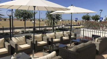 Bar terrasse face à la mer