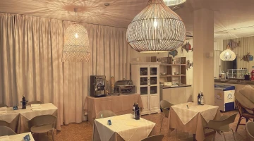 Mobilier moderne dans la salle de restaurant