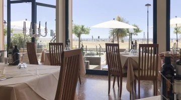 Salle de restaurant avec vue sur la mer