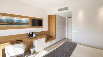 Bouilloire et porte bagage dans la chambre