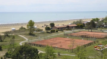 Terrains de tennis en terre battue rouge