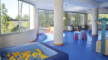 Piscine à balles dans l&#39;aire de jeux pour enfants