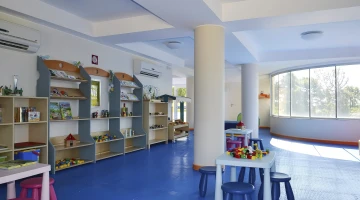 Salle de jeux pour enfants avec bibliothèque